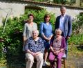 Bild: fdl
90. Geburtstag feiert Augusta Freimuth (sitzend, links). Ihr gratulieren unter anderem ihre Freundin Lilly Ries (neben ihr sitzend) sowie . (stehend, von rechts) Bürgermeister Hermann Falk im Namen der Stadt Hirschau und von Landrat Richard Reisinger. Angela Schreiner und Ulrike Mutzbauer überbringen dem Gründungsmitglied die Glückwünsche des Hirschauer Frauenbunds.
