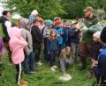 Bild: bsc
Zu einer Wärmflasche mitten in der Wiese lotste die Drohne die Kinder und das Lehrpersonal. Diese diente am Aktionstag der Naturpark-Schule Friedenfels als Ersatz für ein Rehkitz.