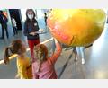 Archivbild: fsb
Die ist aber ganz schön verbeult, unsere Erde, finden Martha und Lena. Das Geo-Zentrum hat immer wieder vergnügliche Angebote für Kinder im Programm.