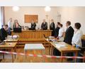 Bild: Wolfgang Steinbacher
Die Vorsitzende des Erweiterten Schöffengerichts in Schwandorf, Silvia Schatz (am Richtertisch, Mitte), leitet das Verfahren gegen eine Ärztin (rechts) und ihren Ehemann (Dritter von rechts), der ebenfalls Mediziner ist. Die Rechtsanwälte Jan Bockemühl (Zweiter von rechts) und Christoph Schima (Vierter von rechts) haben die Verteidigung übernommen, die Anklage vertritt Oberstaatsanwalt Carsten Reichel (links).