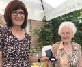 Bild: mma
Hahnbachs Dritte Bürgermeisterin Evi Höllerer (links) gratuliert der 95-jährigen Anna Ritter und überreicht die Silbermedaille des Landkreises.