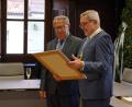 Bild: jma
Auerbachs Bürgermeister Joachim Neuß (rechts) überreicht Herbert Lehner die Urkunde zur Bürgermedaille.