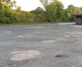 Bild: mfh
Die Teerdecke des Parkplatzes ist in einem desolaten Zustand. Der TSV stellte den Antrag auf Sanierung, auch deswegen, weil das Gelände zum Sportheim hin abschüssig ist und Nässe die Bausubstanz des Gebäudes schädigen könne.