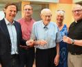 Bild: gf
Ein Prost auf die Gesundheit (von links): Thomas Rogenhofer, Stefan Trettenbach, der Jubilar Alois Schuster, seine Tochter Agatha Ferstl und Diakon Richard Sellmeyer.