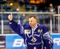 Bild: Werner Moller
Daumen hoch von Jaroslav Hübl: Der Goalie steht auch in der kommenden Saison im Tor der Blue Devils Weiden.