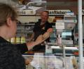 Bild: kaz
Seit einem Jahr findet jeden Freitag ein Wochenmarkt in Erbendorf statt. Das Fazit: Immer weniger Kunden führen zu immer weniger Ständen. Eine Auswahl an Milchprodukten bietet Mario Senftleben aus Premenreuth in seinem Verkaufsmobil an.