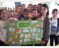 Bild: Pfarrbücherei Immenreuth/exb
„Bücher sind cool“: Dieser Meinung sind die Kombiklassen 1/2 der Grundschule Immenreuth. Die Mädchen und Buben der 1/2c überbringen dem Team der Pfarrbücherei bei ihrem Besuch als Dankeschön ein Plakat, das die Schüler der Klasse 1/2 b nach ihrem Unterrichtsgang ins Pfarrheim gestaltet haben.