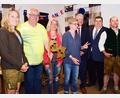 Bild: no
Beim Festabend im Sportheim des SVI: Von links Claudia Mai (Leiterin der VHS Amberg-Sulzbach), Erich Renner (Mitorganisator), Lena Forsthofer (Dolmetscherin), Francoise Simmonet (Organisatorin St. Piat), Landrat Richard Reisinger, Bürgermeister Dieter Dehling und Georg Graf (Hauptorganisator von Illschwanger Seite).