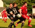 Bild: mhs
Spielertrainer Bastian Lobinger (rechts, Szene aus dem Hinspiel gegen den FC Tegernheim) und die SpVgg Pfreimd müssen nächstes Jahr wieder in der Bezirksliga ran.