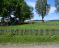 Bild: fla
Dringend nötig sind die Sanierungsarbeiten beim Frankenriether Spielplatz. Vor allem der Gartenzaun muss erneuert werden.