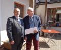 Bild: dpe
Jubilar Peter Nitsche (rechts) nimmt an seinem 80. Geburtstag die Glückwünsche von Bürgermeister Peter Dotzler (links) entgegen.