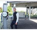 Bild: bl
Thoma Auerbach hat mit seinem Solar-Carport vor dem Hotel Wolfringmühle Pionierarbeit geleistet und hatte damit schon mal einen Baustein für das internationale Nachhaltigkeitssiegel "Green Key". Inzwischen können dort auch gleich direkt vom Dach E-Fahrzeuge betankt werden.