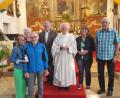 Bild: mas
Stadtpfarrer Josef Häring mit den Ehejubilaren.
