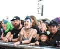 Bild: Tobias Schwarzmeier
Bei Urgesteinen wie den „Toten Hosen“ auf der Bühne wird „Rock im Park“ zum Familienfestival. Und auch der Nachwuchs beherrscht die „Metal-Geste“ schon souverän.