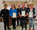 Bild: bsc
Für ihre 40-jährige Vereinszugehörigkeit zur Kolpingsfamilie Friedenfels zeichneten Präses Pfarrer Joseph (links) sowie die Vorsitzenden Reiner Gärtner und Barbara Kaßeckert (hinten, von links), Marga Heldmann, Otto Höfer und Maria Schraml (vorne, von links) mit Urkunden und Ehrennadeln aus.