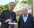 Bild: gf
Bürgermeister Hermann Böhm (links) überreicht Johann Lautenschlager zum 90. Geburtstag die Landkreis-Medaille in Bronze.