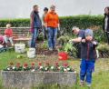 Bild: Claudia Neidl/exb
Mitglieder des Gartenbauvereins Rottendorf überarbeiteten die Bepflanzung des unteren Dorfplatzes. Sogar unsere Nachwuchsgärtner, die Rondorfer Groshupfer, legten Hand an und waren mit Feuereifer dabei.