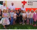 Bild: Kinderhaus Konnersreuth/exb
Mitarbeiter des Roten Kreuzes waren kürzlich mit einem Krankenwagen zu Besuch im Kinderhaus in Konnersreuth.