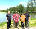 Bild: oe
Stellvertretender Vorsitzender Christian Weiß (links) und Gewässerwart Max Marr (rechts) gratulierten Fischerkönig Michael Rupprecht (Zweiter von links) und Jugendfischerkönig Philipp Granito.