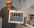 Bild: jr
Jürgen Lauterbach führte in seine Bilderausstellung im Sengerhof ein. Er zeigt 70 Bilder von vergessenen Orten. Die Ausstellung ist bis zum 14. Juli zu sehen.