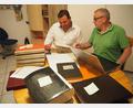 Bild: krb
Der Vorsitzende des Neustädter Faschingsvereins Jürgen Trescher (links) ist sehr froh, dass sich mit Helmut Fukerider (rechts) ein Kenner des Neustädter Faschings um diese wichtigen Unterlagen kümmert.