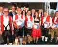 Bild: kro
Langjährige aktive Musiker ehrte die Stadtkapelle Tirschenreuth. Im Bild (vorne, von links) Vorsitzender Stefan Reber, Tobias Bartsch, Marco Schwägerl, Madeline Möhrlein, Manfred Minnich und Tobias Schwägerl sowie (hinten, von links) MdL Tobias Reiß, Bürgermeister Franz Stahl, Christine Ullrich und Ferdinand Münch vom Nordbayerischen Musikbund sowie Dirigent Martin Bartsch.
