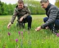 Bild: Portner
Naturschutzwart Jörg Braun (links) schaut mit Markus Kurz vom Verein Naturpark Oberpfälzer Wald auf der Orchideenwiese bei Stadlern vorbei.