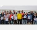 Bild: ruw
Die Vorsitzenden der Sportkegelclubs aus Neukirchen und Etzelwang, Markus Luber (Zweiter von rechts) und Michael Übelacker (Siebter von rechts), ehren zusammen mit Bürgermeister Peter Achatzi (Sechster von rechts) die Besten bei der Gemeindemeisterschaft im Hobbykegeln.