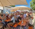 Bild: mab
Beste Kirwastimmung bei den vielen Gästen beweist: Service und Wetter passen.