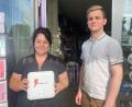Bild: Schönhofen
Petra Schönwald und ihr Sohn Adrian sind stolz auf den Defibrillator im Laden der Ambergerin.