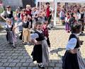 Bild: wku
Die Trachtenkinder führten am Sonntagnachmittag Polkas und Landler vor.