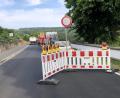Bild: wro
Die Staatsstraße 2170 zwischen Friedhof Fuchsmühl und Stemetsbach (bei Poppenreuth, Stadt Waldershof) ist aktuell gesperrt. Grund dafür sind Sanierungsarbeiten.