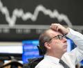 Symbolbild: Boris Roessler/dpa
Ein Börsenhändler beobachtet die Kursentwicklung an der Deutschen Börse in Frankfurt. Die jüngsten Turbulenzen in der US-Bankenbranche haben dem deutschen Leitindex DAX zugesetzt.