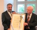 Bild: fvo
Georg Schmidbauer (rechts) aus Oberbernrieth ist nun Ehrenbürger der Marktgemeinde Waldthurn