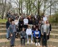 Bild: Belinda Schöner/exb
ei einem Empfang der deutschen Gastgeberschüler und der italienischen Gastschüler im Stiftland-Gymnasium freuten sich Landrat Roland Grillmeier (vorne, links) und Schulleiter Matthias Weiser vom Stiftland-Gymnasium (vorne, rechts), dass nach Corona solche Schülerbegegnungen nun wieder möglich sind.
