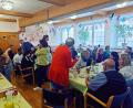 Bild: Bettina Hahn
Im "Café Farbenfroh" kommen Menschen aus verschiedenen Ländern ins Gespräch.
