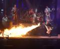 Bild: Malte Krudewig/dpa
Rammstein Frontsänger Till Lindemann (r) feuert auf der Bühne mit einem Flammenwerfer auf Band-Mitglied Christian Lorenz (l).