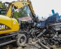 Bild: Wolfgang Steinbacher
Nachdem der Brand eingedämmt war, wurden mit Hilfe eines Baggers das Blechdach der Scheune und weitere Gebäudereste abgerissen, um der Feuerwehr den Weg frei zu machen. Das erschwerte im Nachhinein die Brandursachenermittlung.