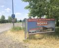 Bild: wro
Auf den geplanten Norma-Markt an der Egerstraße verweisen bislang nur Tafeln. Mit der Baustelle soll es im Juli losgehen. Die Genehmigungsunterlagen trafen vor einigen Tagen ein.