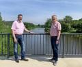 Bild: Tobias Reitmeier/exb
Die Bürgermeister Hans Prechtl und Franz Grabinger (rechts) freuen sich über die abgeschlossene Brückensanierung.