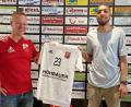 Bild: SC Luhe-Wildenau
Mit Jamal Dubois (rechts) von der SV Grafenwöhr wechselt ein Wunschspieler des Trainerduos Moucha/Urban zum SC Luhe-Wildenau, Kaderplaner Markus Hofbauer (links) freut sich über den Neuzugang.