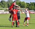 Bild: Hubert Ziegler
Sonntag im Stadion des FC Amberg: Hahnbachs Torwart Patrick Stiegler wird nach dem Elfmeterschießen gefeiert.