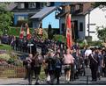 Bild: kro
Ein kleiner, aber feiner Kirchenzug, bei dem alle acht Ortsfeuerwehren vertreten waren, bewegte sich durch die Straßen von Naab zum idyllischen Dorfplatz, wo der Festgottesdienst unter freiem Himmel stattfand.