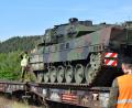 Bild: bnr
Das Zusammenspiel zwischen Einweiser und Panzerfahrer muss exakt funktionieren. Am Dienstag wurden die Pfreimder "Leos" in Nabburg auf die Bahn verladen.