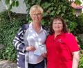 Bild: Yvonne Pentner/exb
Birgit Vogel, Vorsitzende der AsF Flossenbürg, überreicht an Sabine Zeidler die Spende für den Förderverein für Schwerkranke der Kliniken Nordoberpfalz AG.
