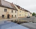 Bild: kek
Bauliche Mängel sind vor allem in der Unteren Vorstadt den Straßen, Gehwegen und einigen Häusern anzusehen. Das Haus mit der Nummer 35 (links) darf wegen Einsturzgefahr nicht mehr betreten werden.
