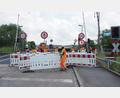 Bild: bl
Pünktlich um 12 Uhr mittags wurden am Nabburger Bahnübergang die ersten Warnbaken und Schilder weggeräumt. Es dauerte nicht lange, bis dann die ersten Fahrzeuge über die frisch ausgebesserte und optimierte Asphaltschicht rollen konnten. Der eigentliche Test für die bekannte Schwachstelle steht aber noch aus.