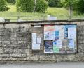 Bild: Eichl
Vor dem Friedhof hängt eine der Anschlagtafeln der Gemeinde. Immer wieder kommt es vor, dass Plakate überregionaler Veranstaltungen über noch aktuelle Plakate örtlicher Veranstalter geklebt werden.
