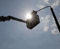 Symbolbild: Jan Woitas/dpa-Zentralbild/dpa
Ein Monteur installiert eine neue LED-Leuchte für die Straßenbeleuchtung. Die Gemeinde Ebermannsdorf rüstet um.