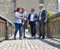 Bild: Gotthardt/exb
Begeistert vom Blick hinter die Mauern der Burg Trausnitz: Herbergsleiterin Brigitte Ferner hat den bayerischen DJH-Präsidenten Klaus Umbach, seinen Landesgeschäftsführer Michael Gößl und den Bildungsausschussvorsitzenden des Bayerischen Landtags, Tobias Gotthardt, in ihrer Jugendherberge begrüßt. 
-----------